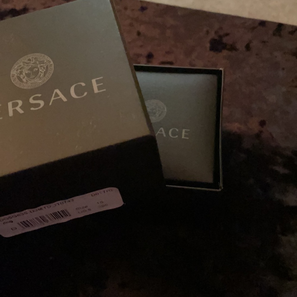 Versace - Picture 4 of 5